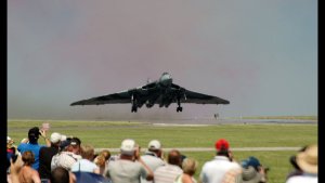 AVRO VULCAN XH558 HOWLING AS SHE TAKES OFF & SETS OFF CARALARMS!!!